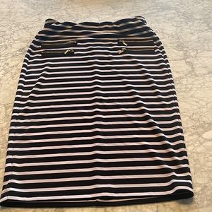 Striped Grace Elements Pencil Skirt. Jersey material black and white